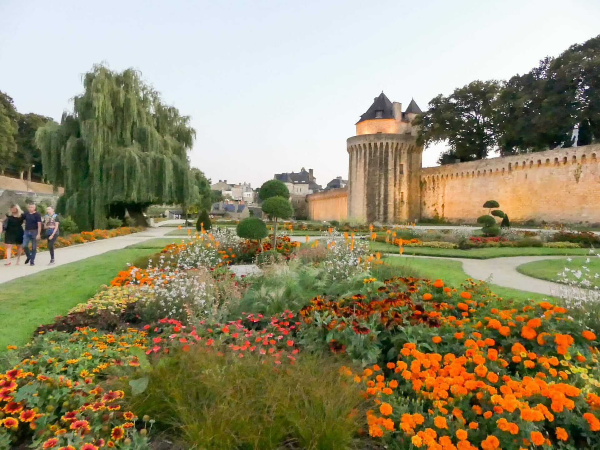 Le Jardin Des Remparts De Vannes & Ses Fleurs - Golfe Du Morbihan