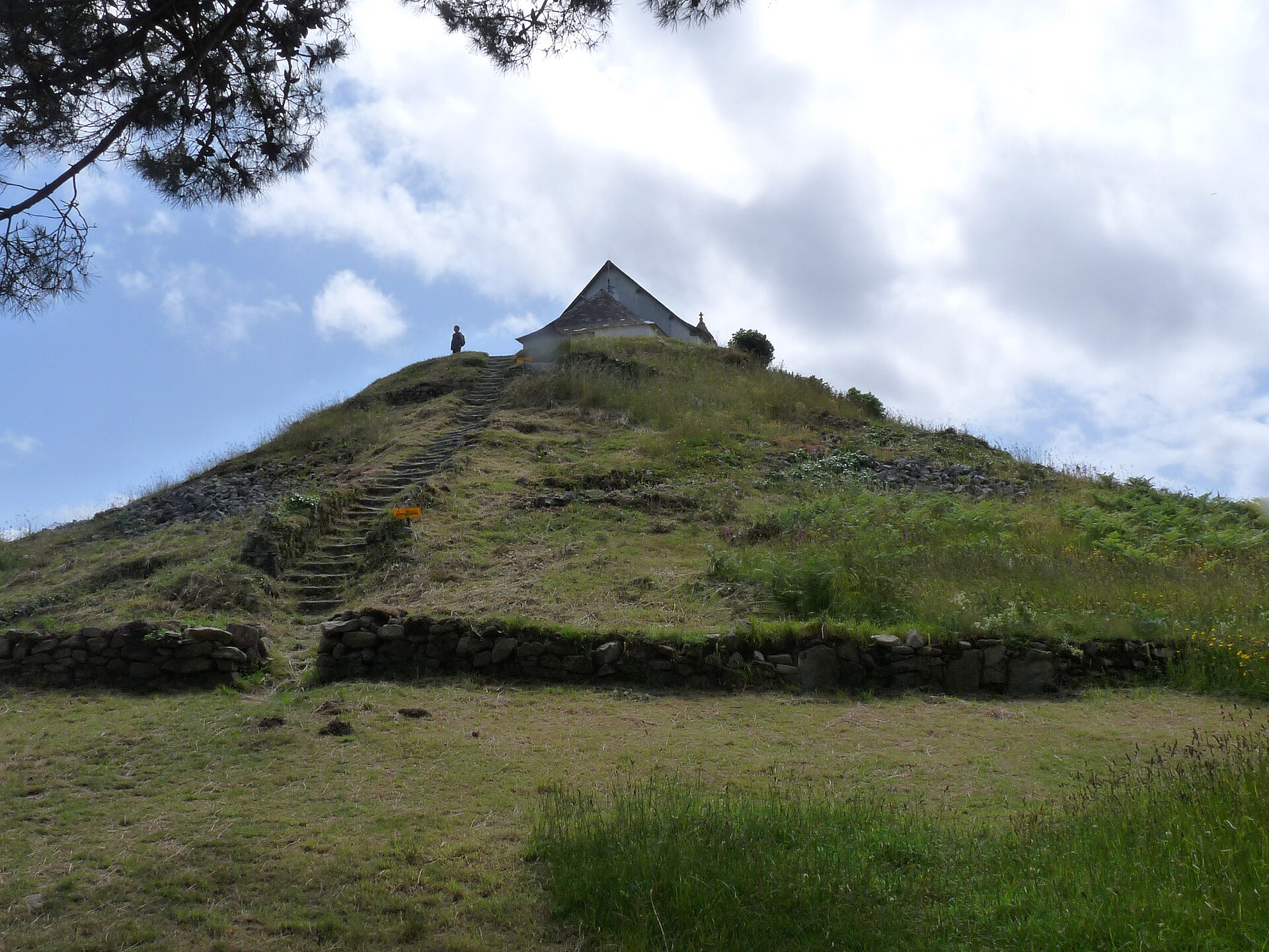 Le tumulus Saint-Michel à Carnac surmonté de sa chapelle