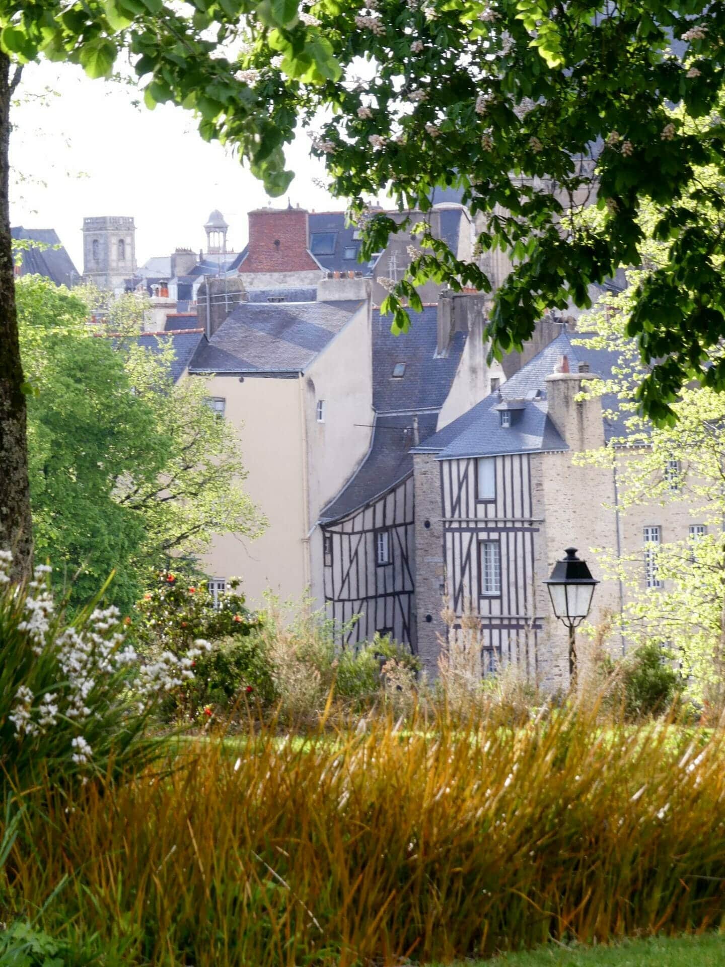 Maison à pans de bois colorée, ruelle du vieux Vannes
