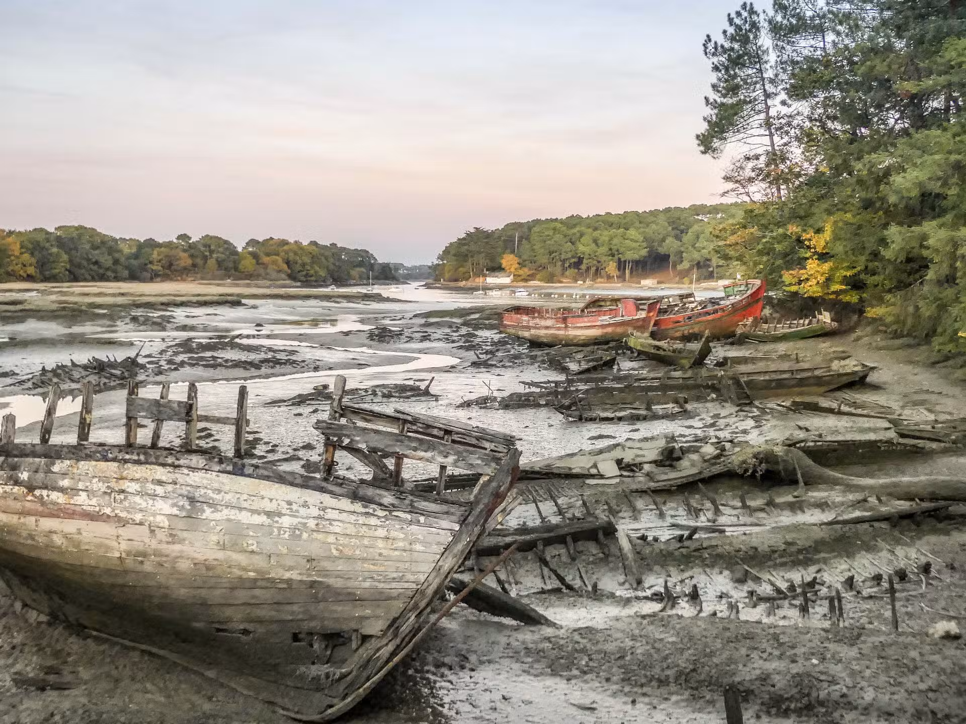 Le cimetière de bateaux du Bono — silhouettes de coques sur la rivière du Bono