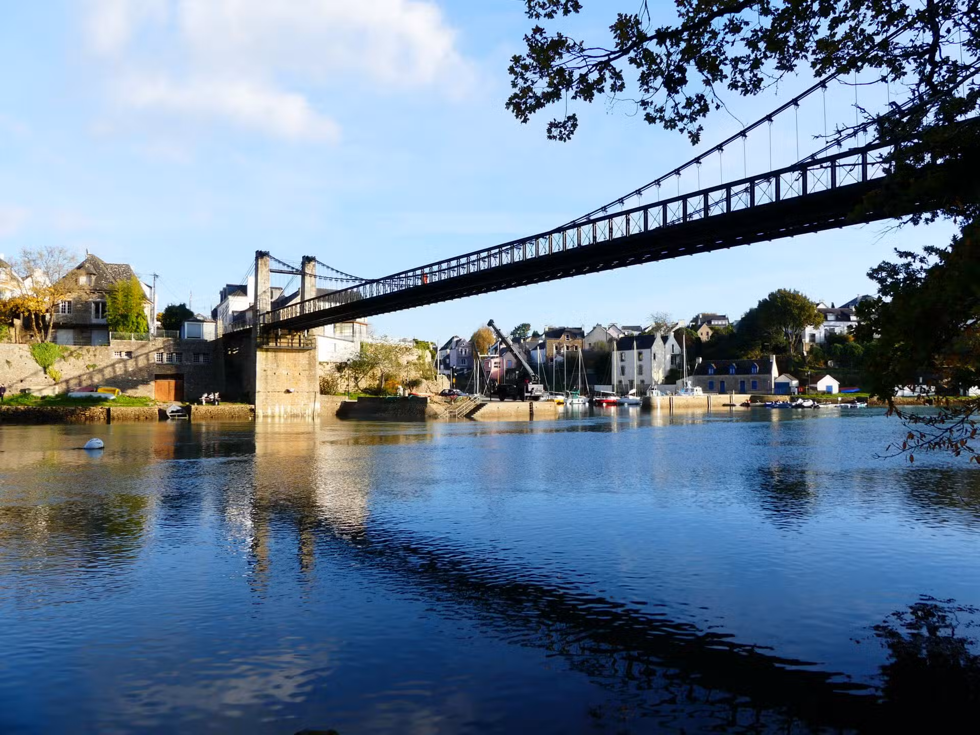 Le vieux pont suspendu du Bono — classé Monument Historique, inauguré en 1840