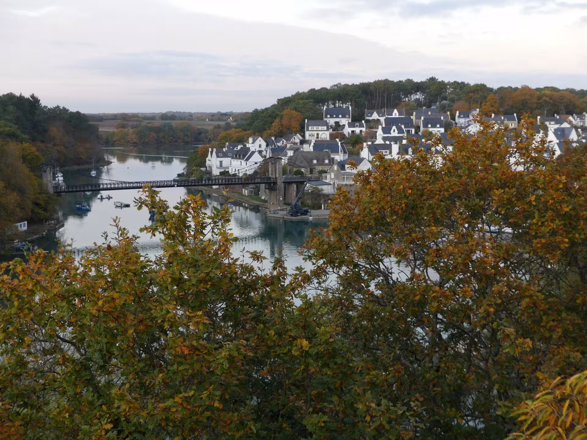 Le Bono au coucher du soleil — rivière du Bono et pont suspendu