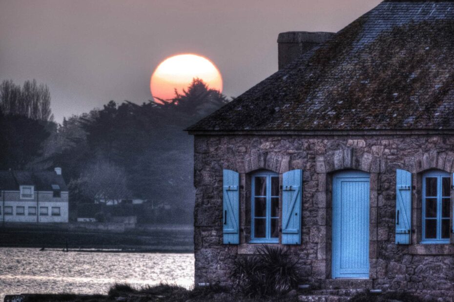 maison bleu saint cado morbihan coucher soleil