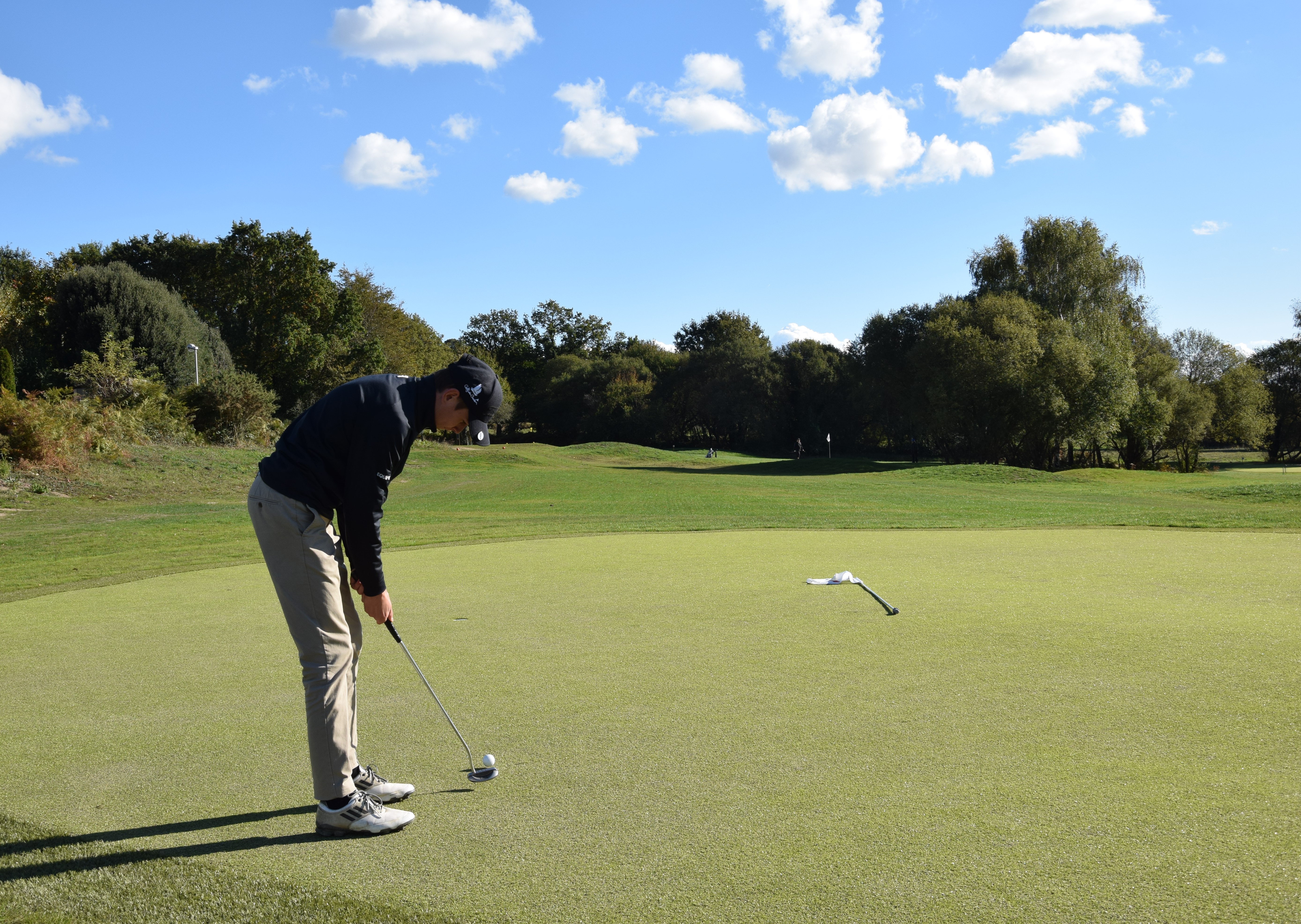 Parcours du golf de Vannes Atlantheix avec vue sur le fond du Golfe du Morbihan et les marais de Séné