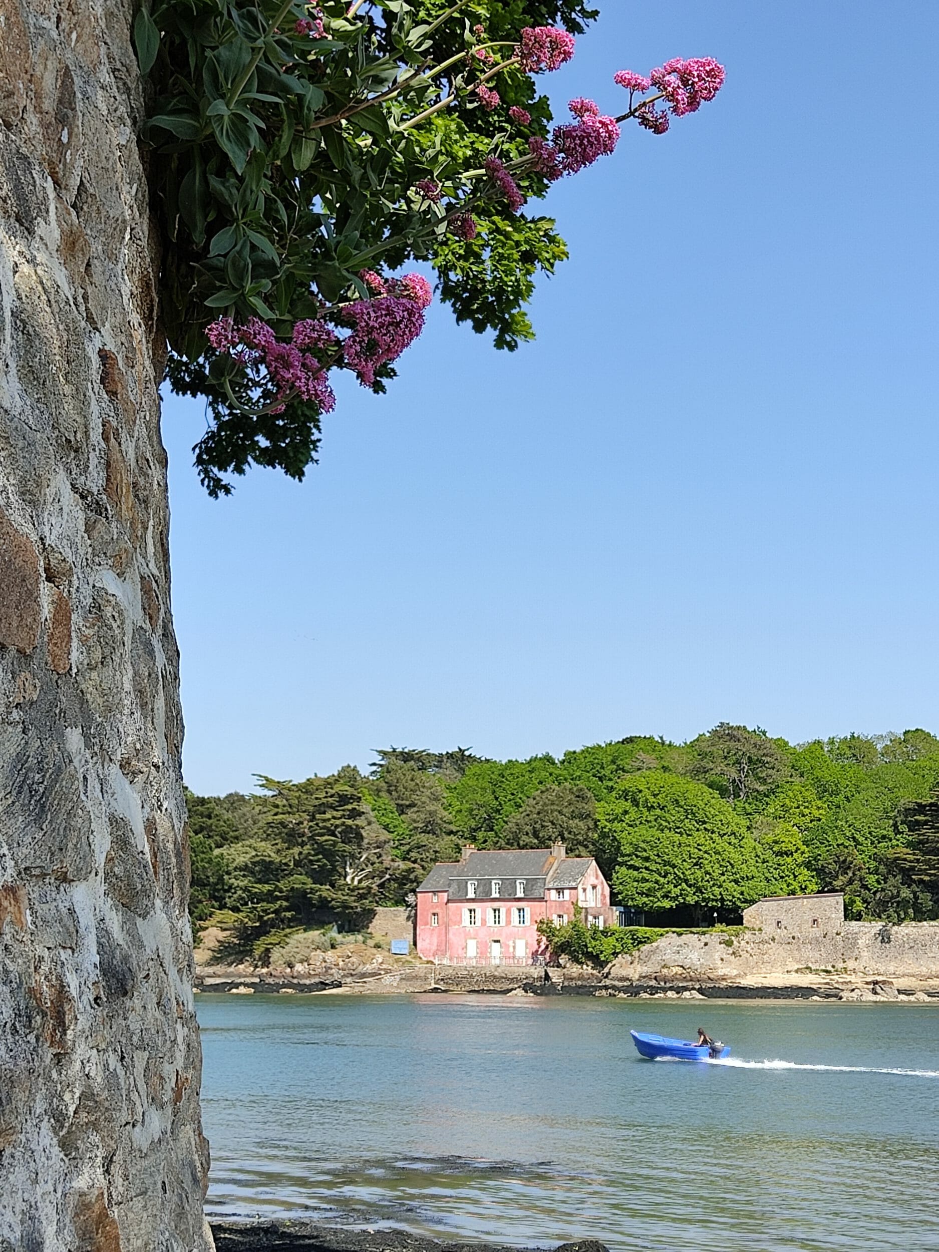 La maison rose de Séné, amer du Golfe du Morbihan, vue depuis la mer