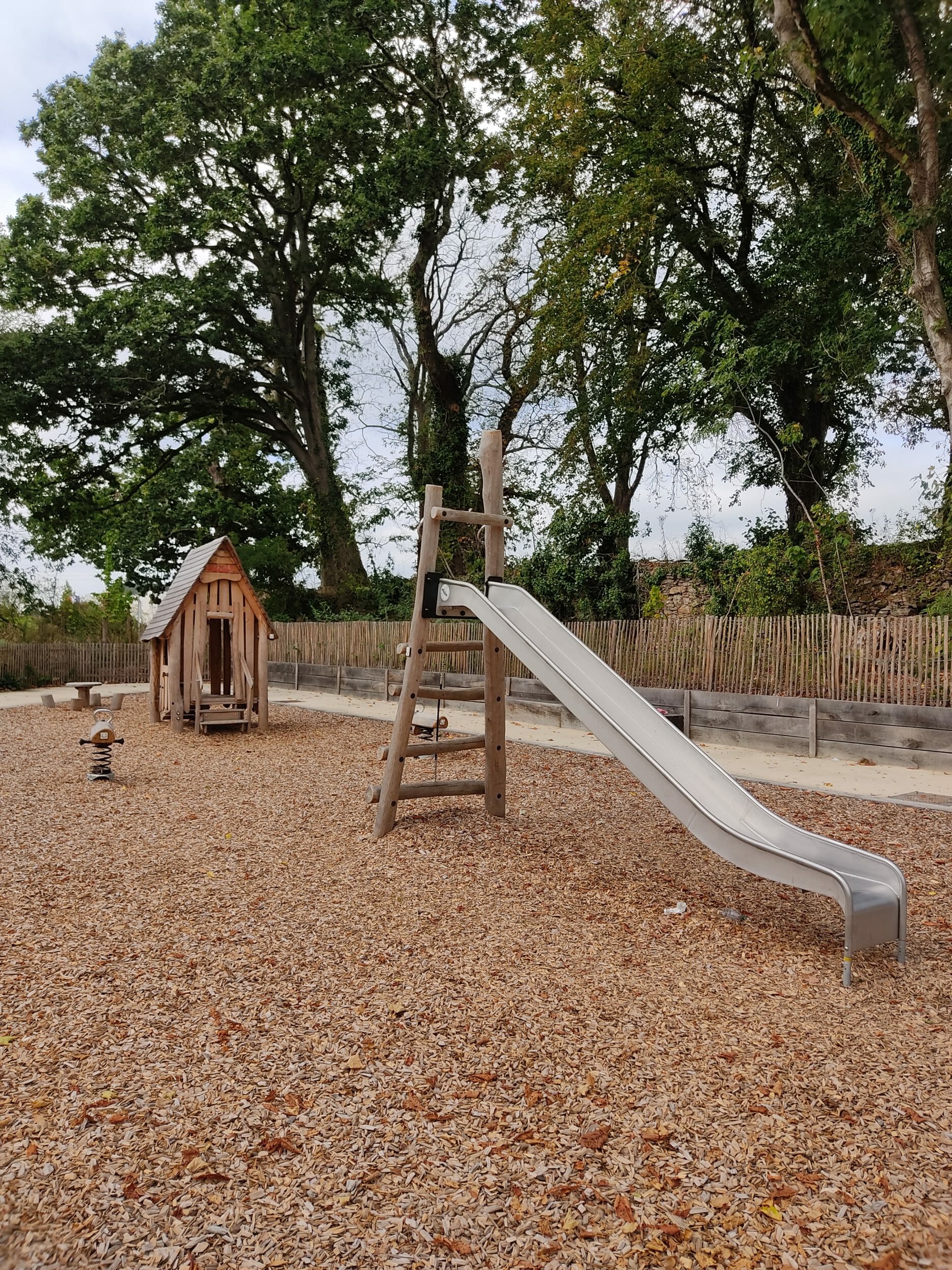 Aire de jeux en bois du parc urbain du Pargo à Vannes