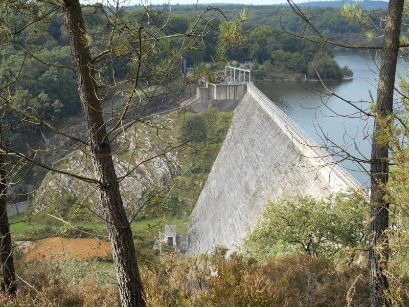 Le barrage et le lac de Guerlédan en Bretagne intérieure