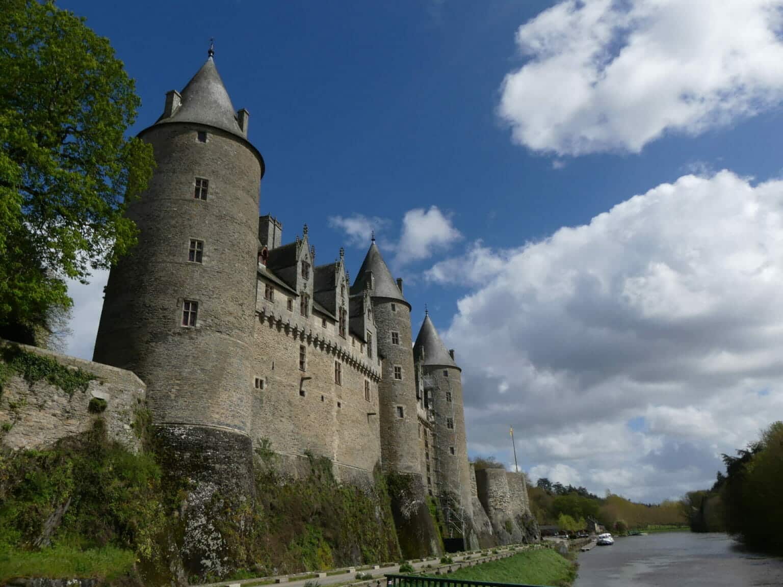 Château de Josselin au-dessus de l'Oust dans le Morbihan