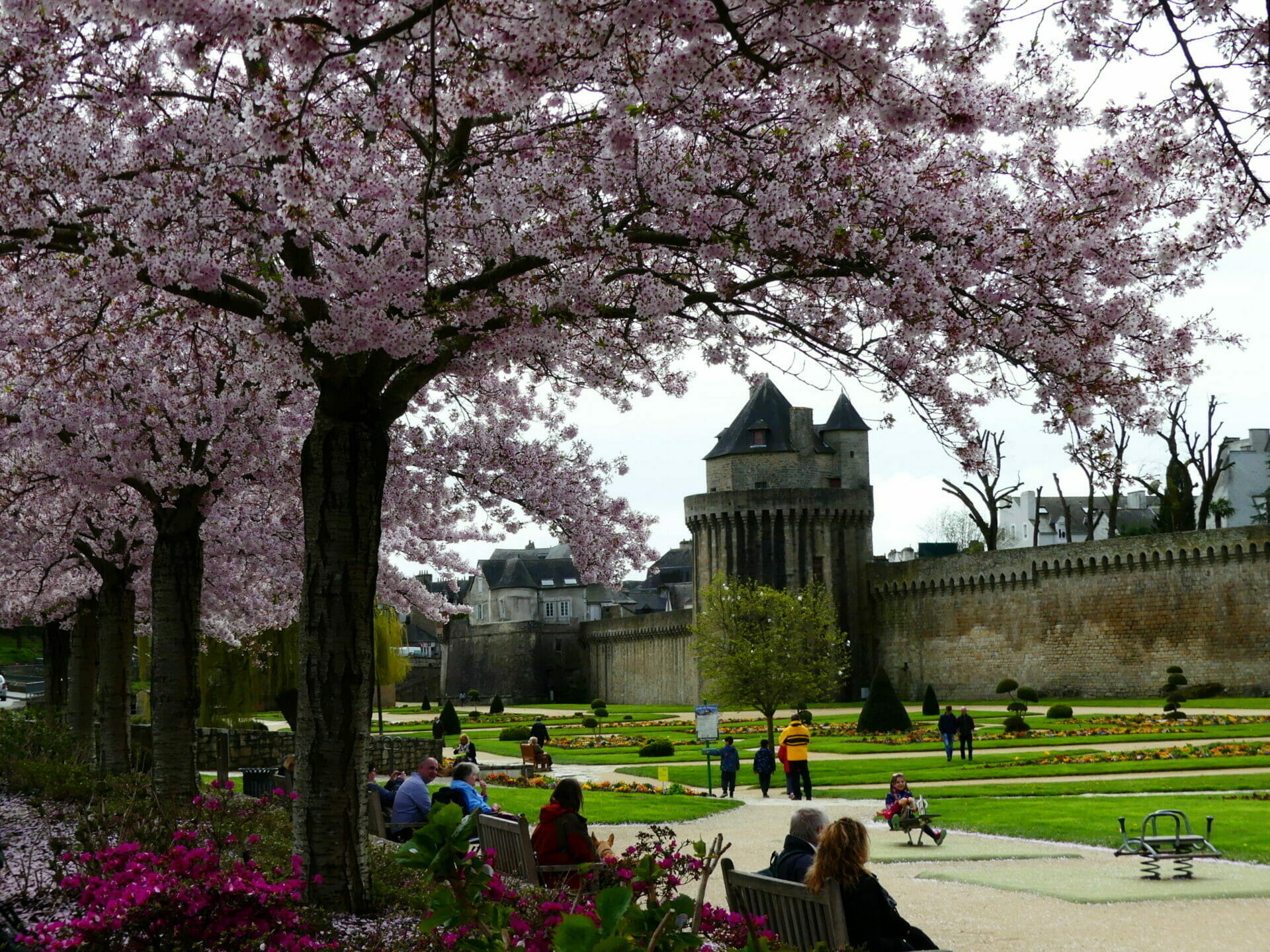 Vannes — les remparts et la vieille ville au cœur du Golfe du Morbihan