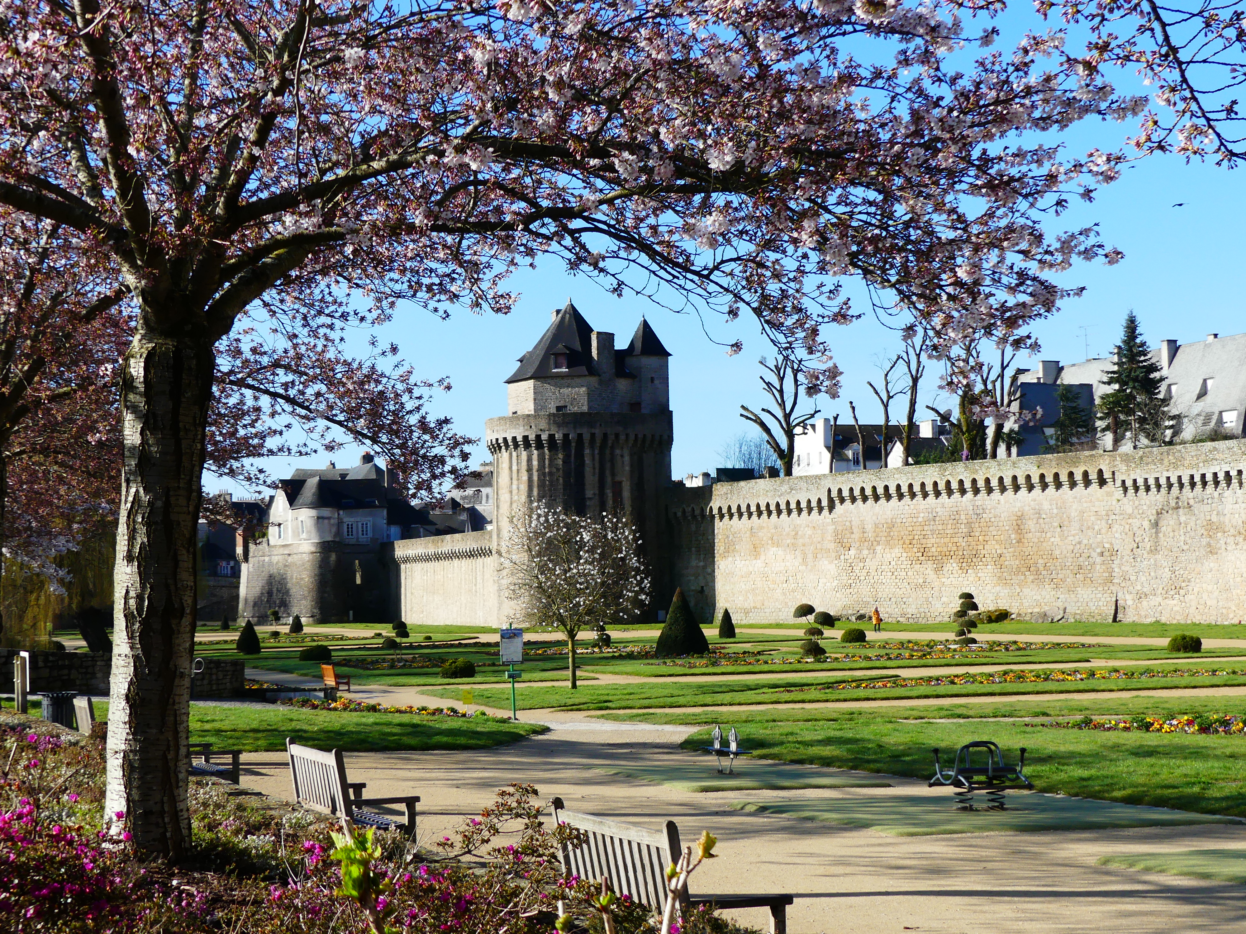 Vue printanière sur les remparts de Vannes depuis le jardin fleuri
