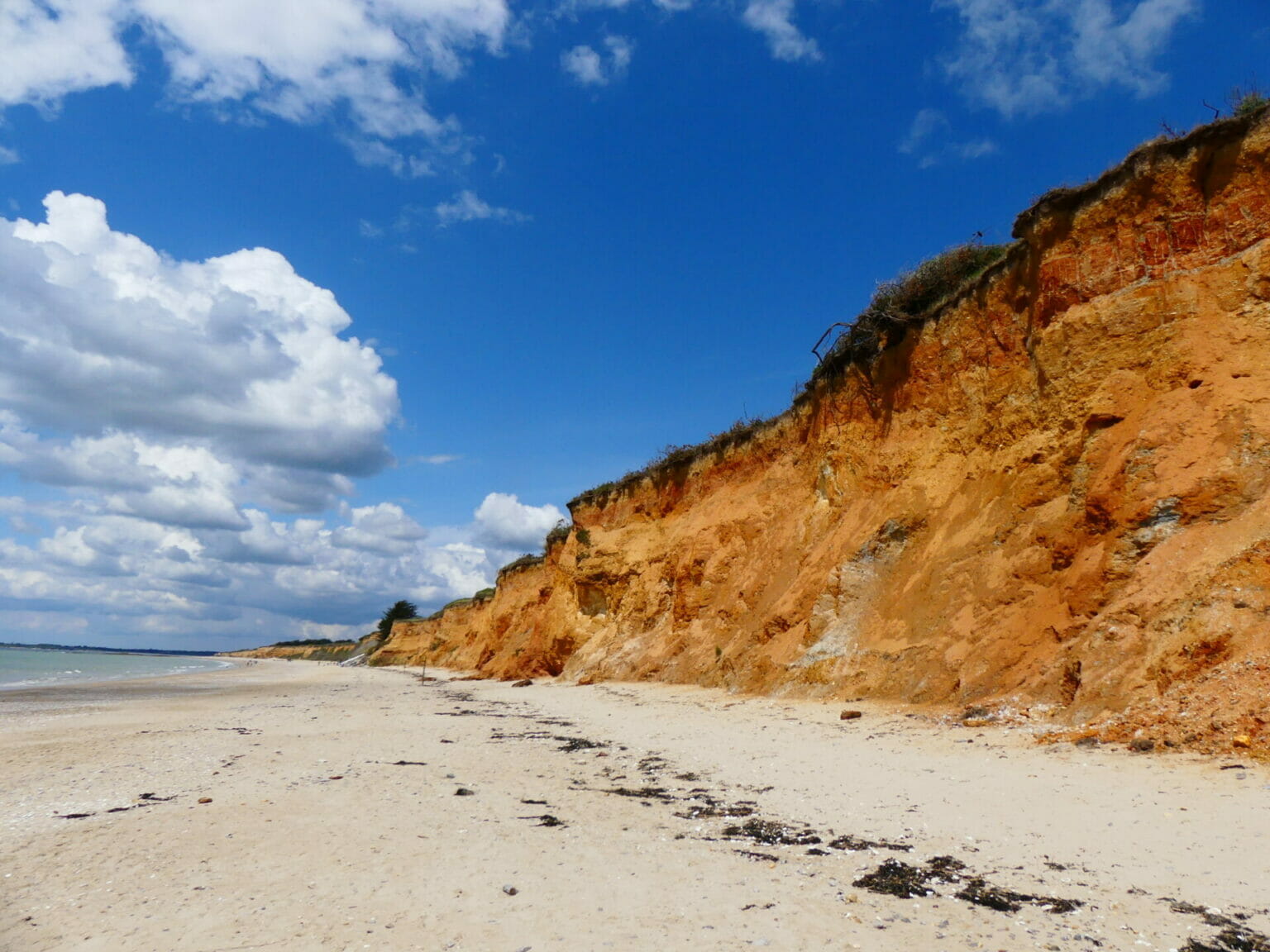 Falaises ocres de la plage de la Mine d'Or à Pénestin