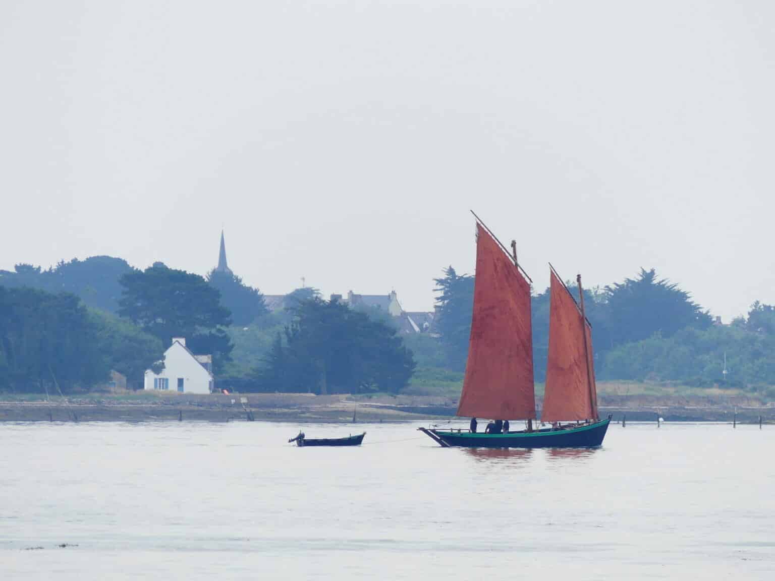 Bateau traditionnel naviguant dans le Golfe du Morbihan