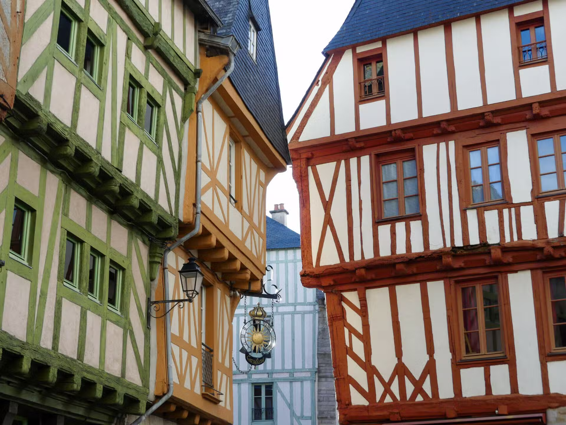 Place Henri IV et maisons à pans de bois de Vannes