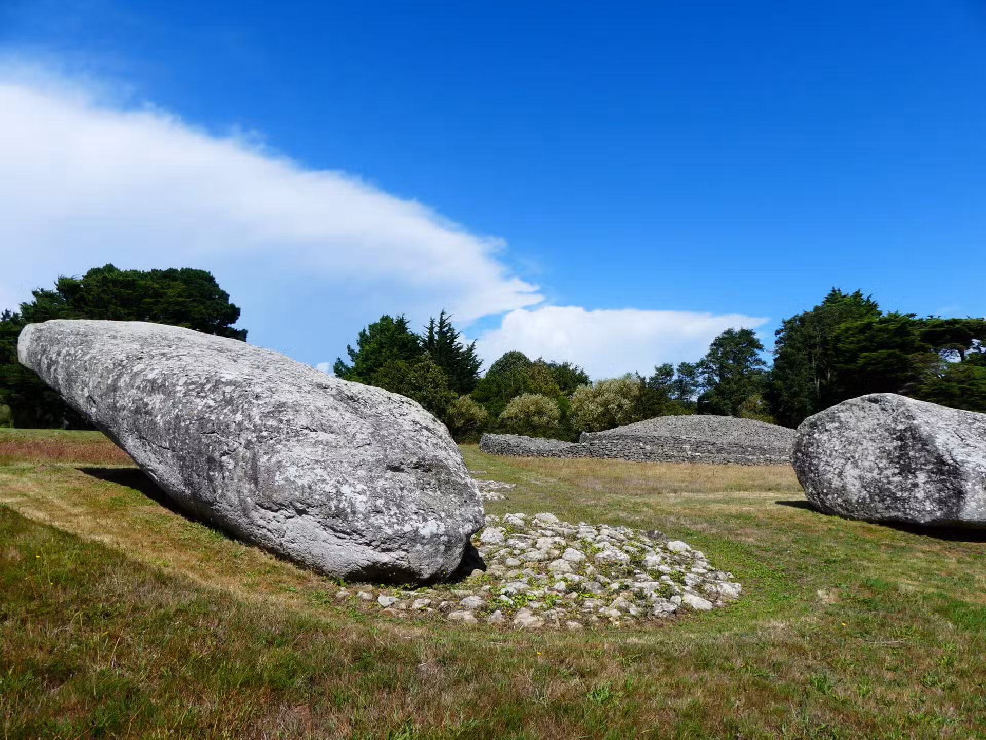 Grand menhir brisé et Table des Marchands — Locmariaquer