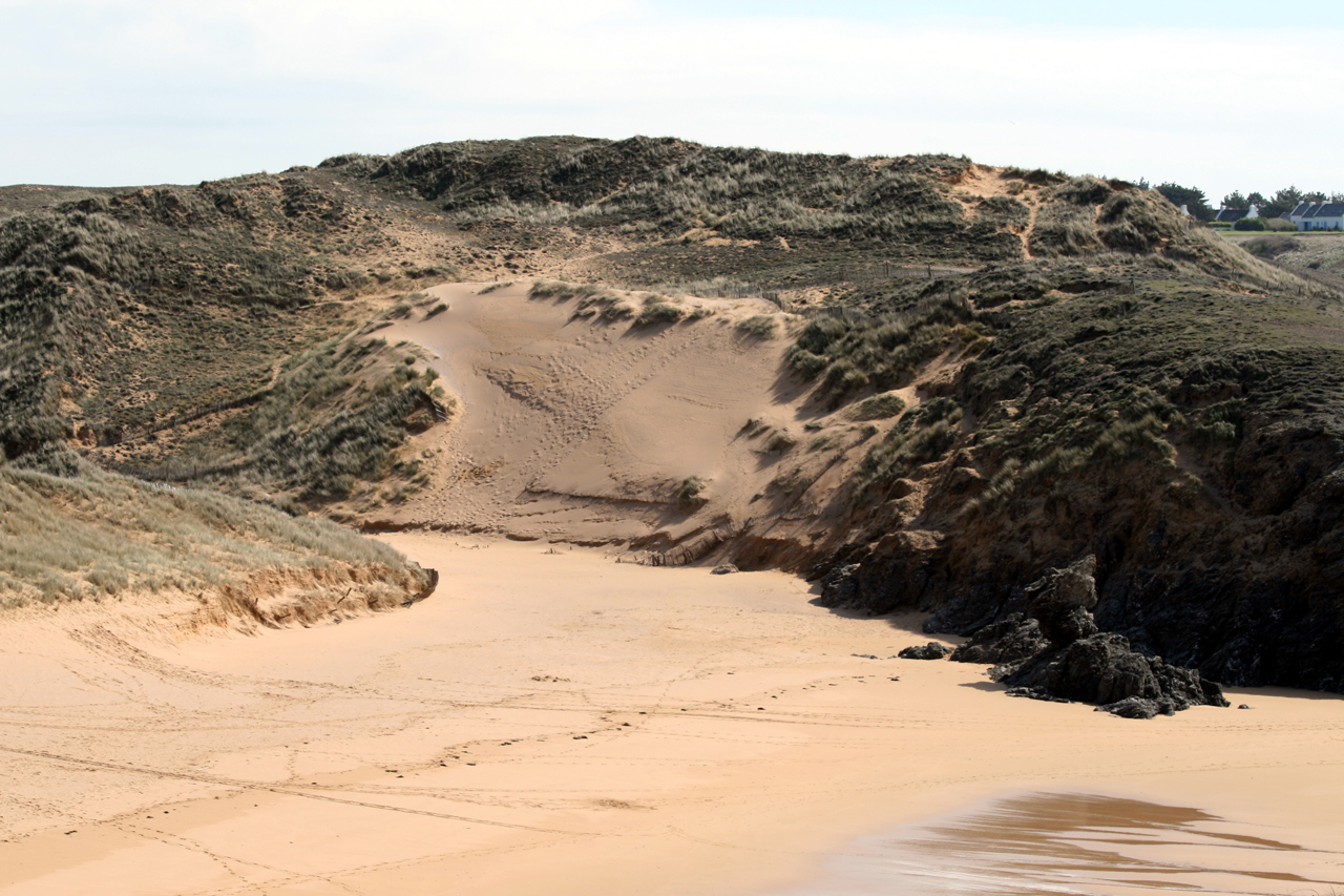 Plage de Donnant à Belle-Île-en-Mer, dunes et falaises sur la côte sauvage