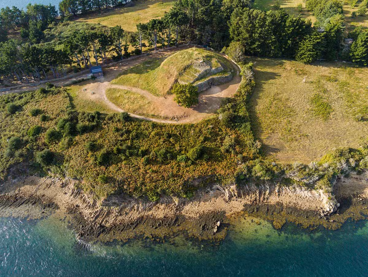 Cairn de Gavrinis vu par drone — Larmor-Baden