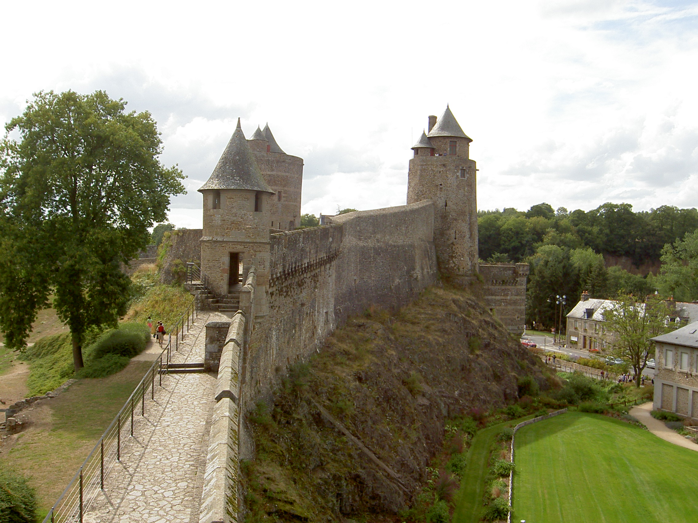 Remparts et chemin de ronde du château de Fougères en Bretagne