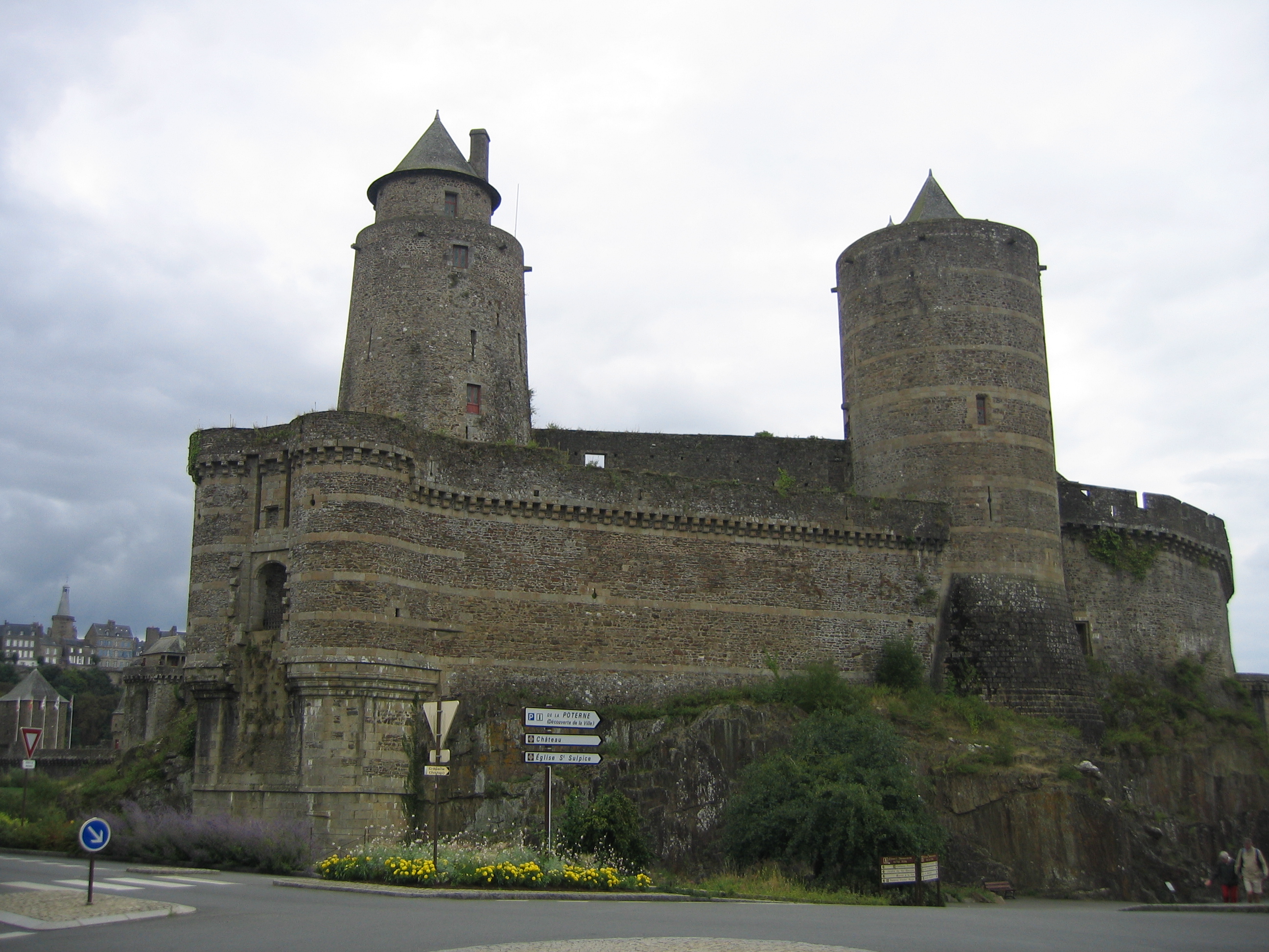 Tour du château de Fougères et reflet dans les douves