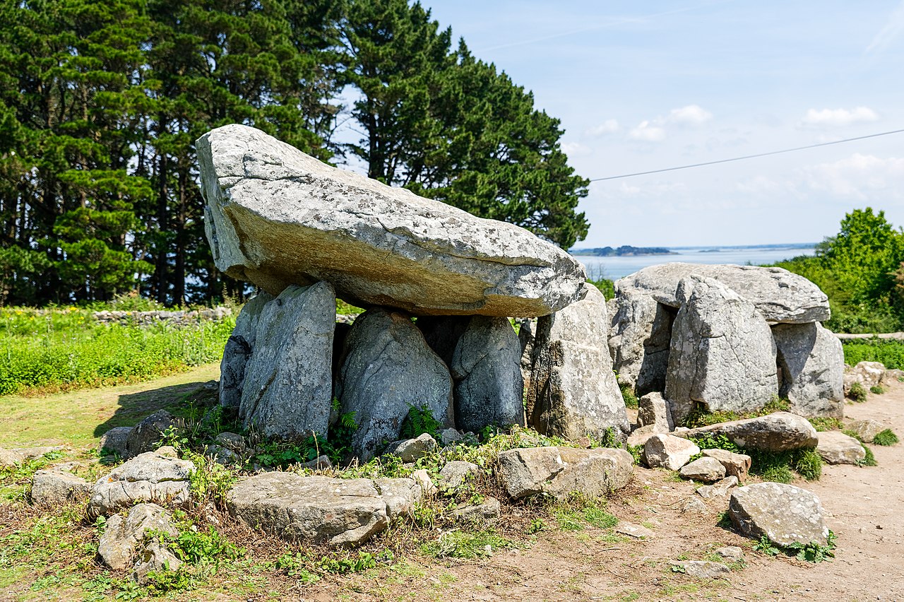 Dolmen de Penhap et paysage breton