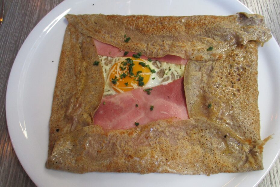 Galette bretonne complète avec jambon, œuf et fromage