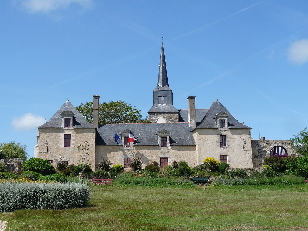 Prieuré et église Notre-Dame de la Nativité sur l'île d'Arz, architecture romane classée Monument Historique