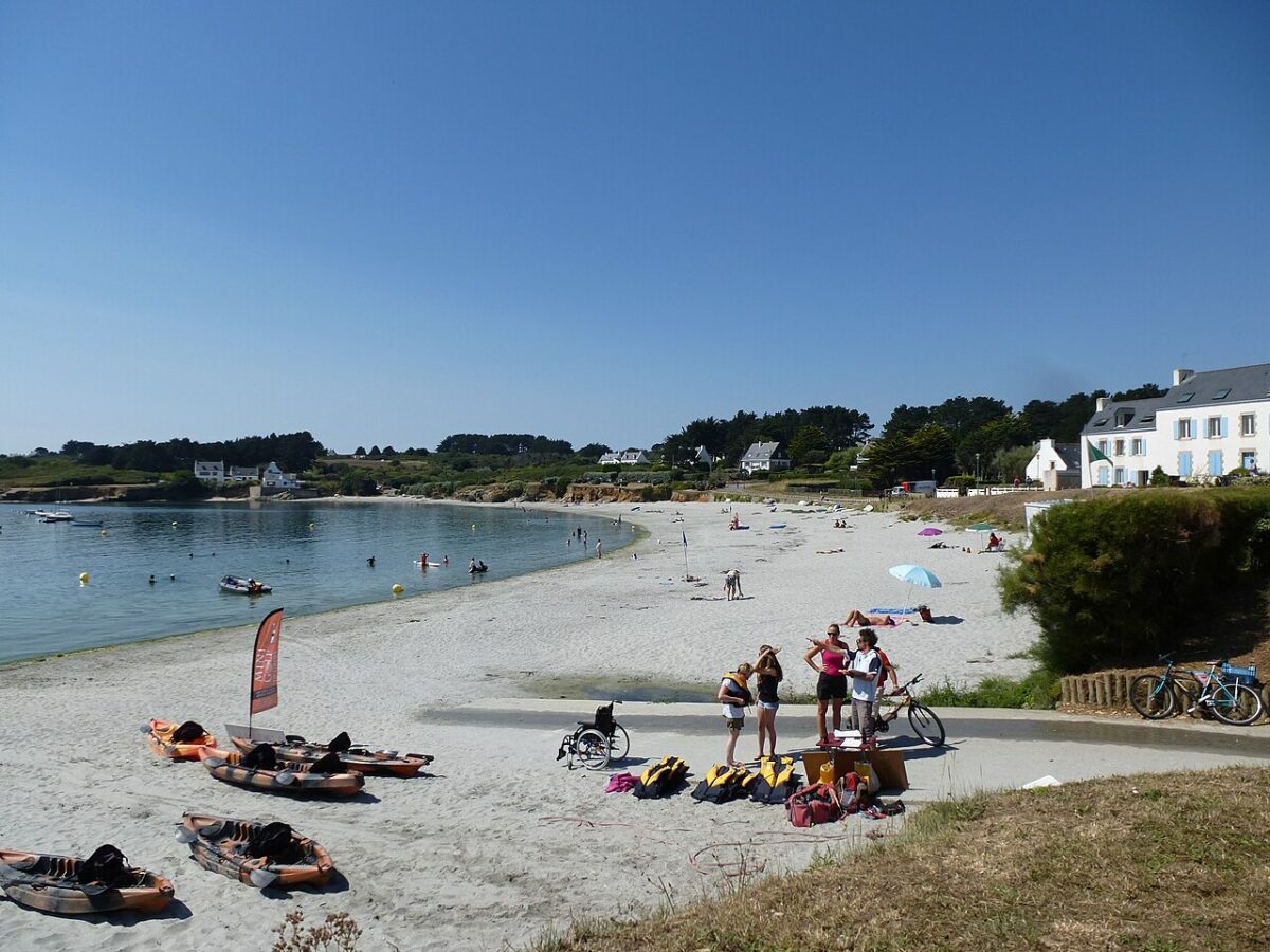La plage de Locmaria et le village sur l'île de Groix