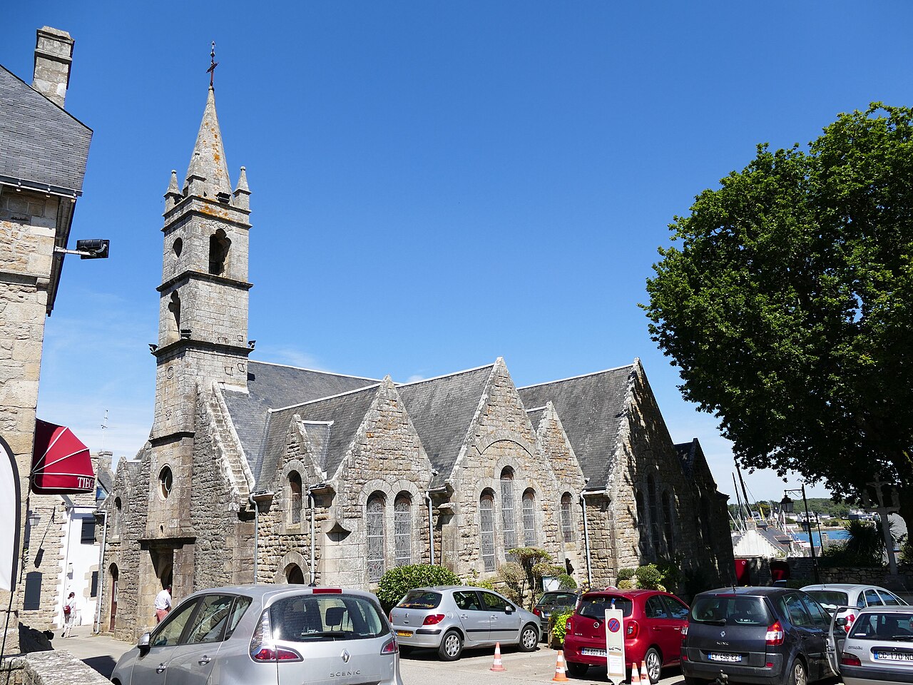 L'église Saint-Joseph au cœur du bourg de La Trinité-sur-Mer