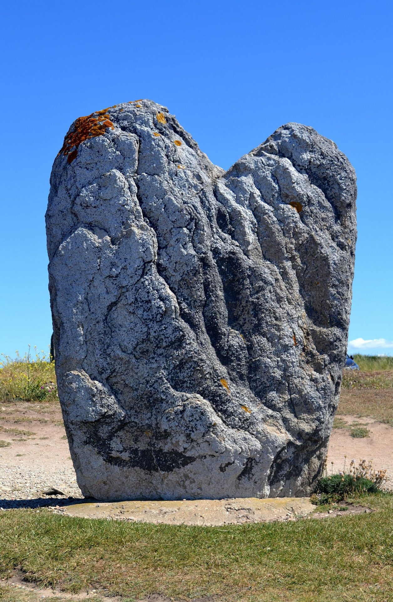 Menhir de Beg-er-Goalennec à Quiberon face à l'océan