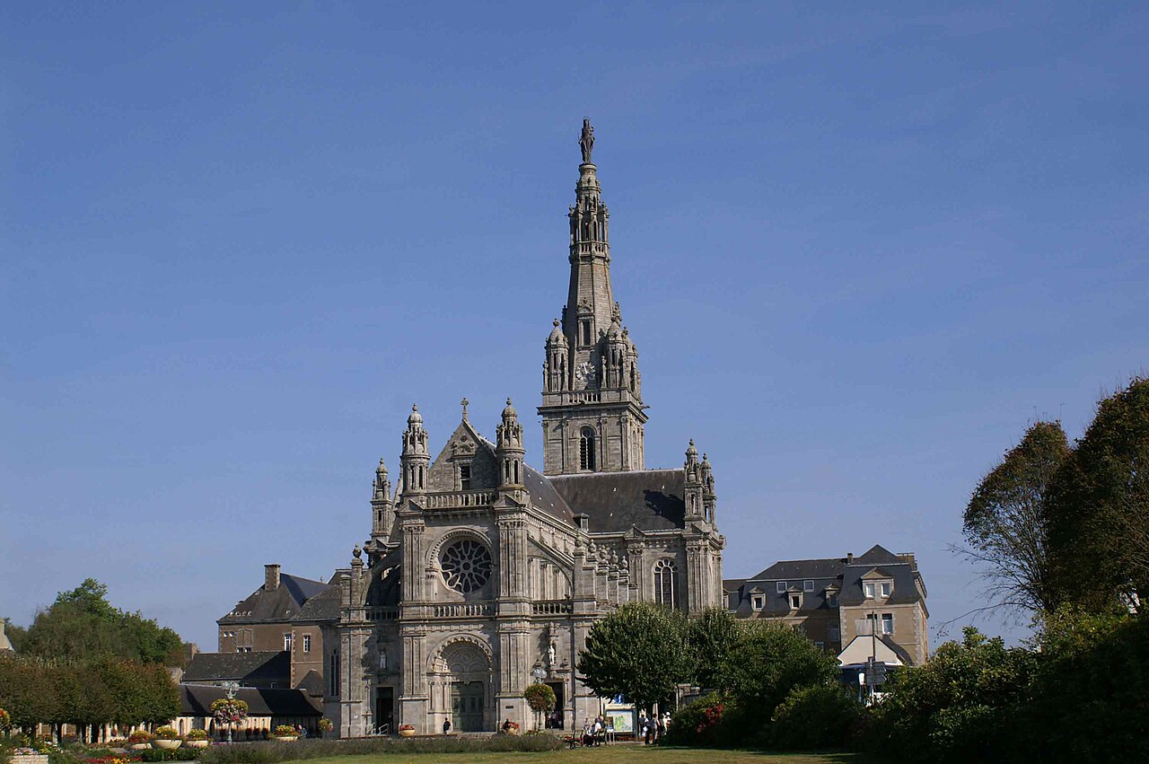 L'église Saint-Cornély au cœur du bourg de Carnac