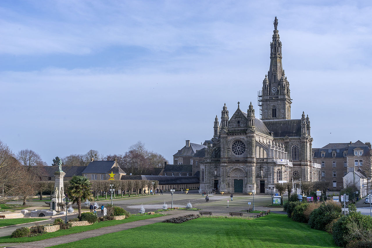 Vue d'ensemble du sanctuaire de Sainte-Anne d'Auray — basilique, cloître et esplanade
