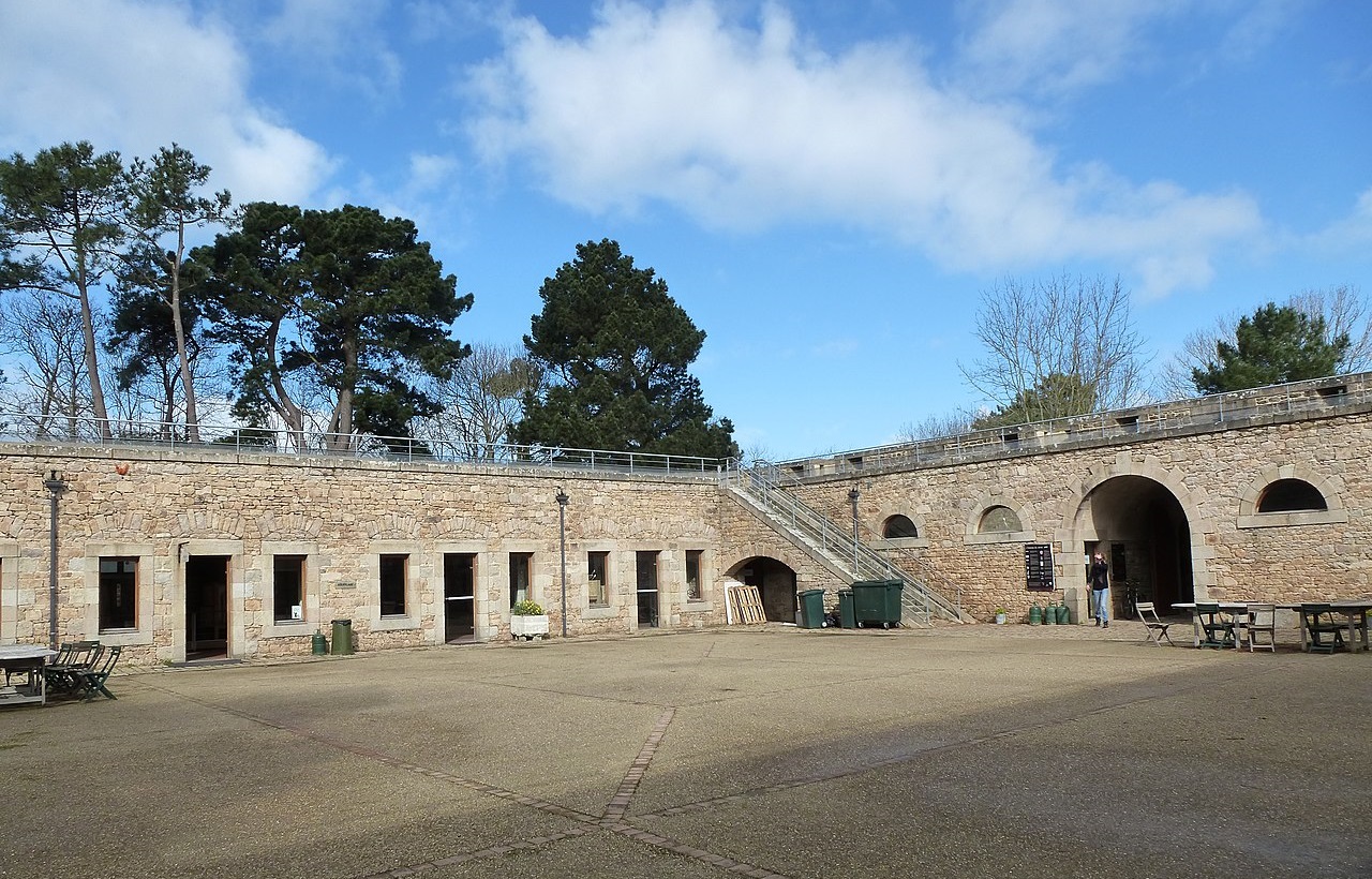 Les Verreries de Bréhat dans l'ancienne citadelle