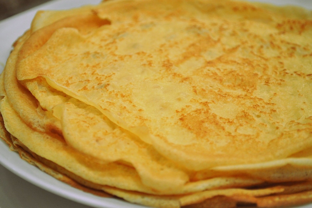 Crêpes sucrées bretonnes dorées à la poêle