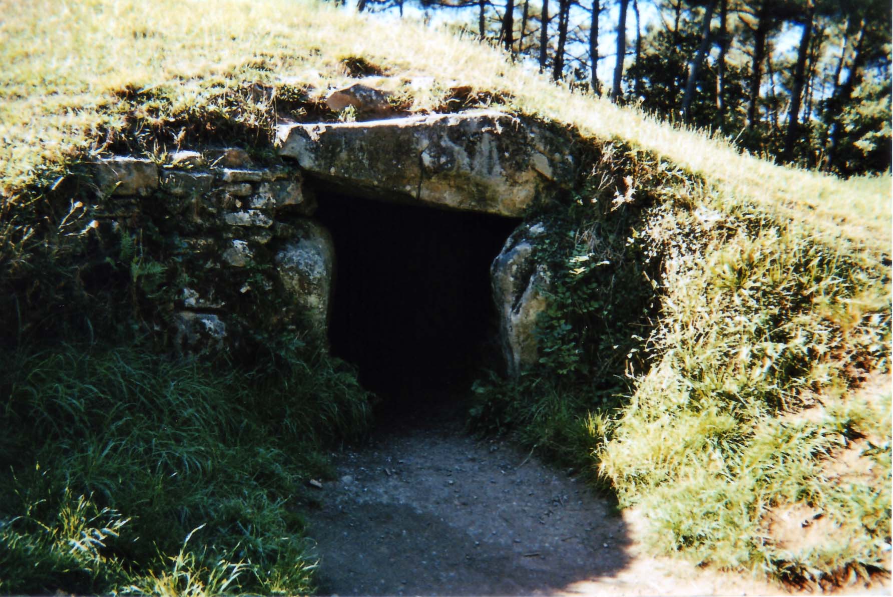 Entrée du tumulus de Kernours au Bono dans le Morbihan