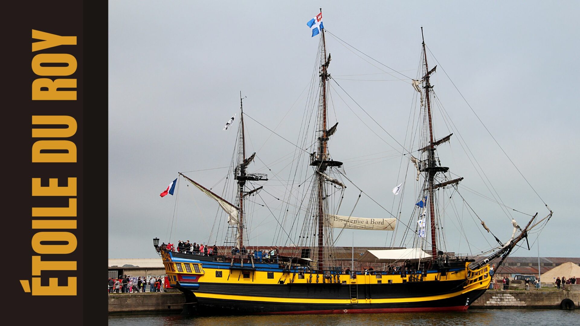 L'Étoile du Roy, trois-mâts corsaire amarré au pied des remparts de Saint-Malo, Bretagne