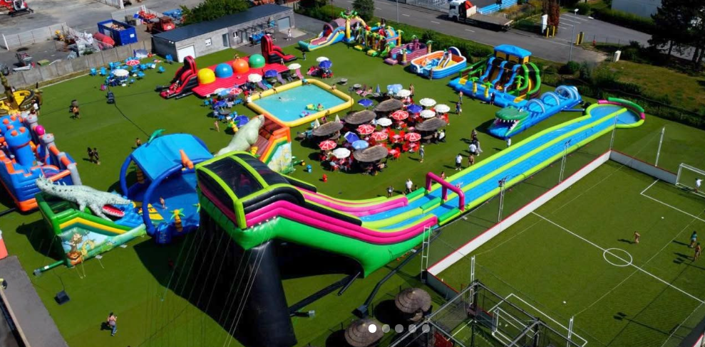 Structures gonflables en plein air des Petits Loupiots du Lac à Taupont, au bord du Lac au Duc