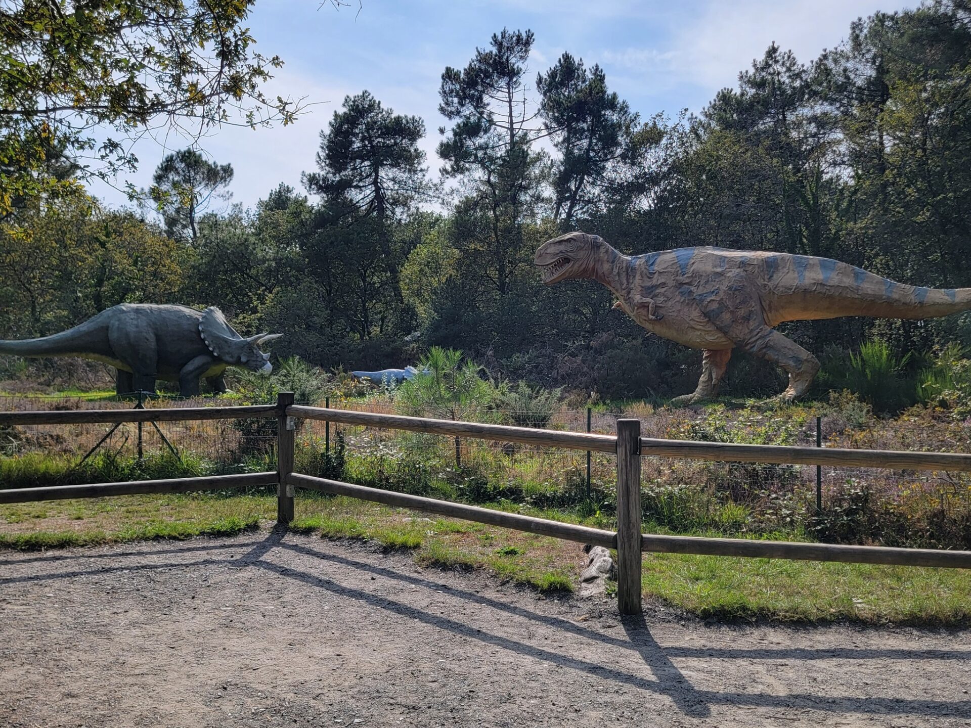Reconstitution grandeur nature de dinosaures au Parc de Préhistoire de Bretagne à Malansac, Morbihan
