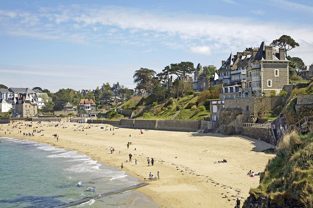 Plage de l'Écluse à Dinard avec ses cabines rayées bleues et blanches face à Saint-Malo