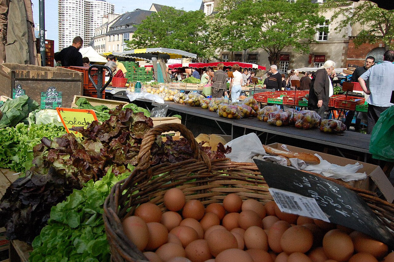 Le marché des Lices à Rennes le samedi matin