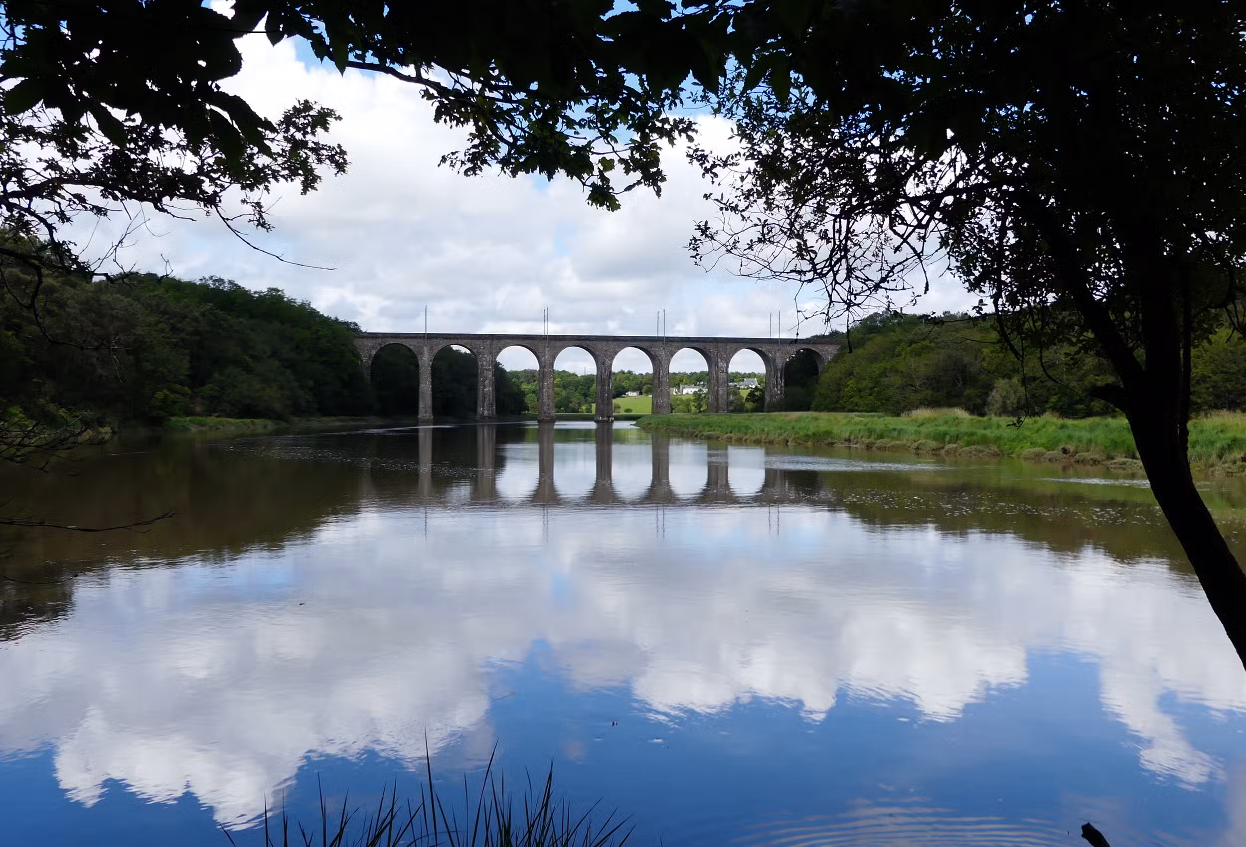 Le viaduc de Toul er Goug et la petite forêt à Auray