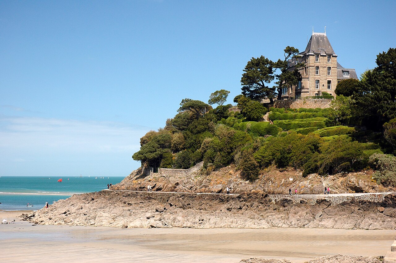 Promenade du Clair de Lune à Dinard avec jardins exotiques et vue sur Saint-Malo