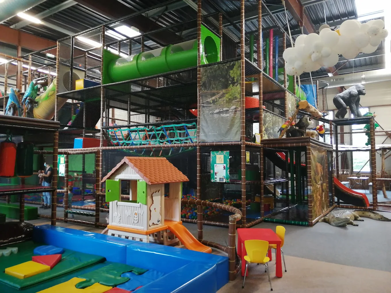 Enfants dans la structure de jeux couverte du Yakapark à Plescop, près de Vannes